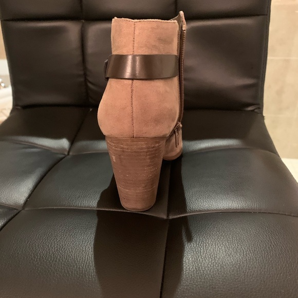 Brown suede booties - Picture 2 of 4